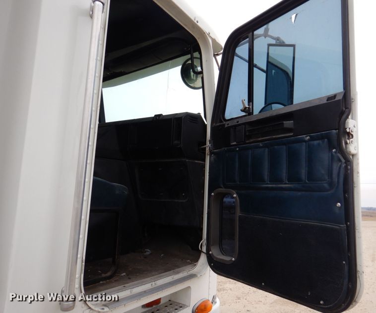 image for item DH8159 1995 Freightliner FLB  semi truck