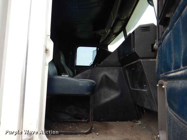 image for item DH8159 1995 Freightliner FLB  semi truck