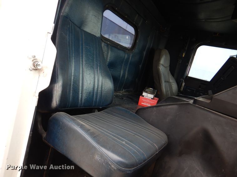 image for item DH8159 1995 Freightliner FLB  semi truck