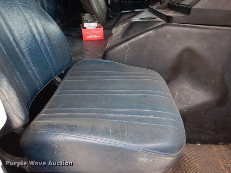 image for item DH8159 1995 Freightliner FLB  semi truck