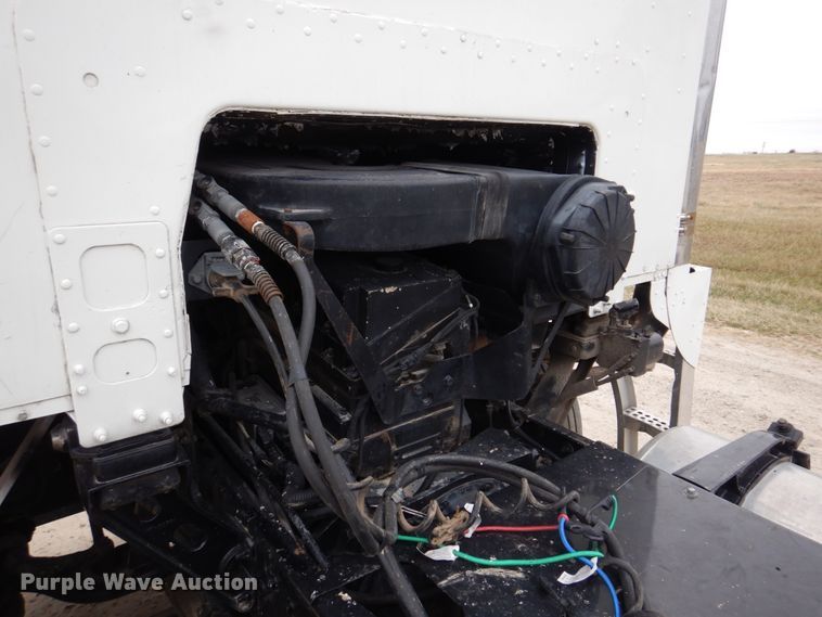 image for item DH8159 1995 Freightliner FLB  semi truck