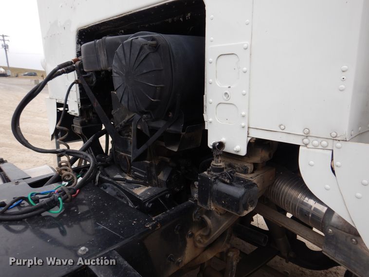 image for item DH8159 1995 Freightliner FLB  semi truck