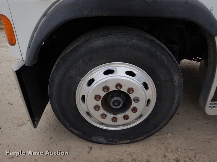 image for item DH8159 1995 Freightliner FLB  semi truck