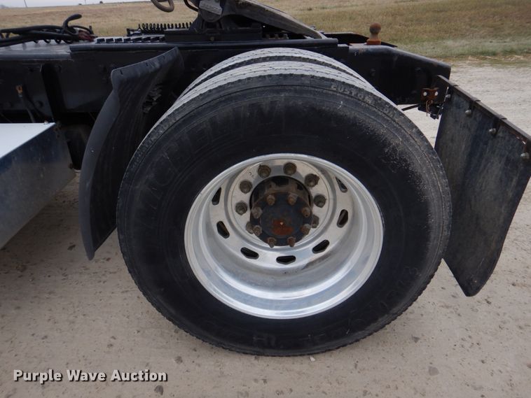 image for item DH8159 1995 Freightliner FLB  semi truck