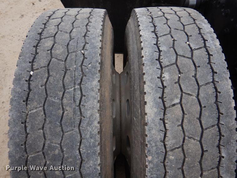 image for item DH8159 1995 Freightliner FLB  semi truck