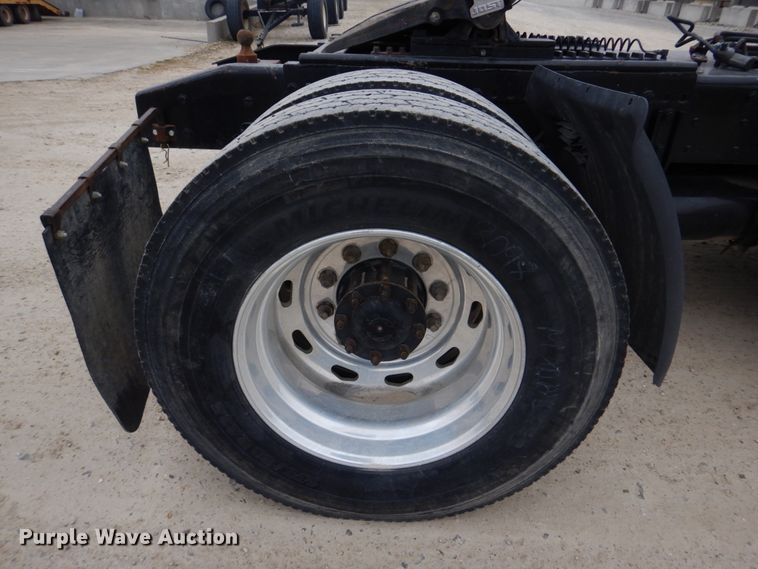 image for item DH8159 1995 Freightliner FLB  semi truck