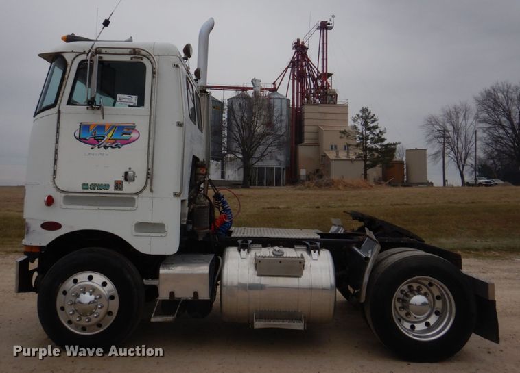 image for item DH8160 1982 Peterbilt 362  semi truck