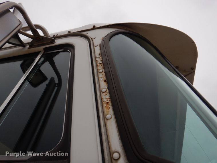 image for item DH8160 1982 Peterbilt 362  semi truck