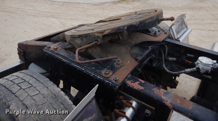 image for item DH8160 1982 Peterbilt 362  semi truck