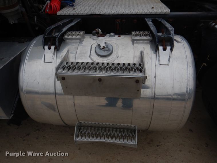 image for item DH8160 1982 Peterbilt 362  semi truck