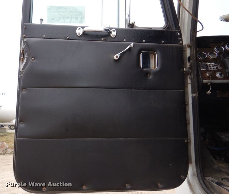 image for item DH8160 1982 Peterbilt 362  semi truck