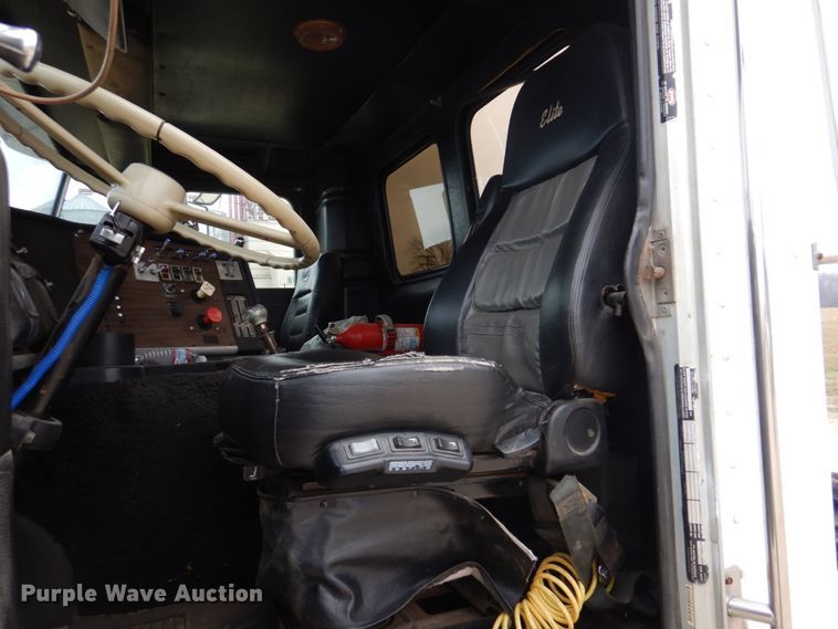 image for item DH8160 1982 Peterbilt 362  semi truck