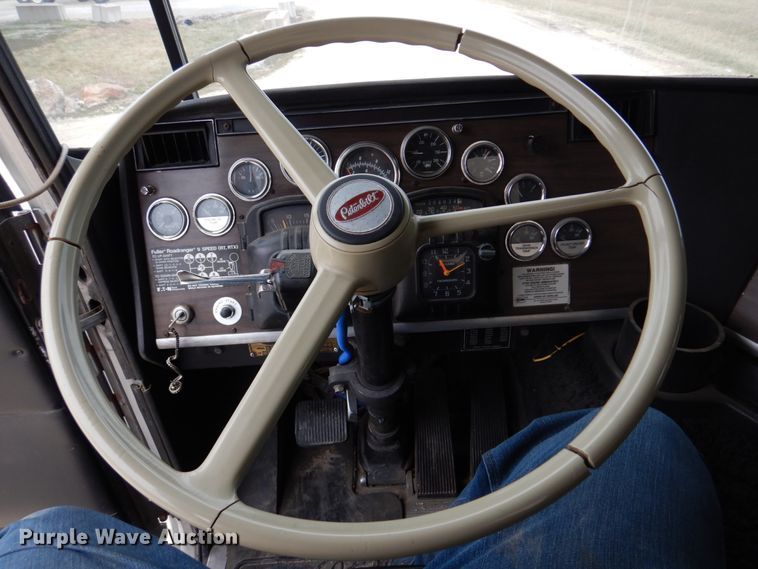 image for item DH8160 1982 Peterbilt 362  semi truck