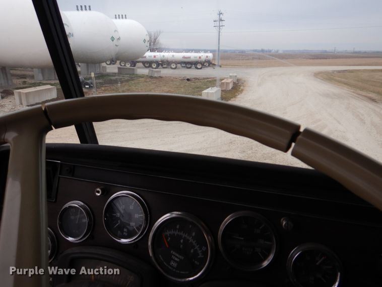 image for item DH8160 1982 Peterbilt 362  semi truck