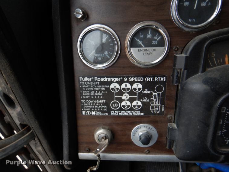 image for item DH8160 1982 Peterbilt 362  semi truck