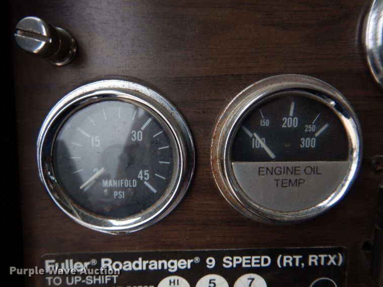 image for item DH8160 1982 Peterbilt 362  semi truck