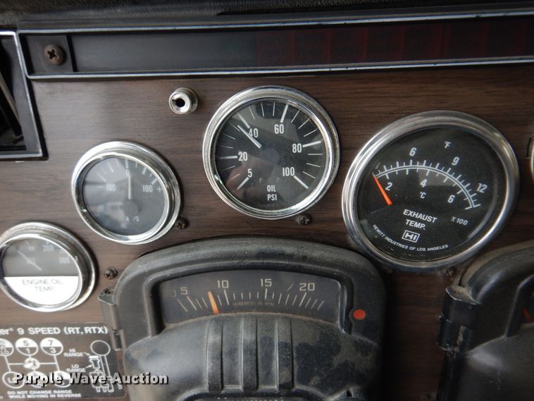 image for item DH8160 1982 Peterbilt 362  semi truck