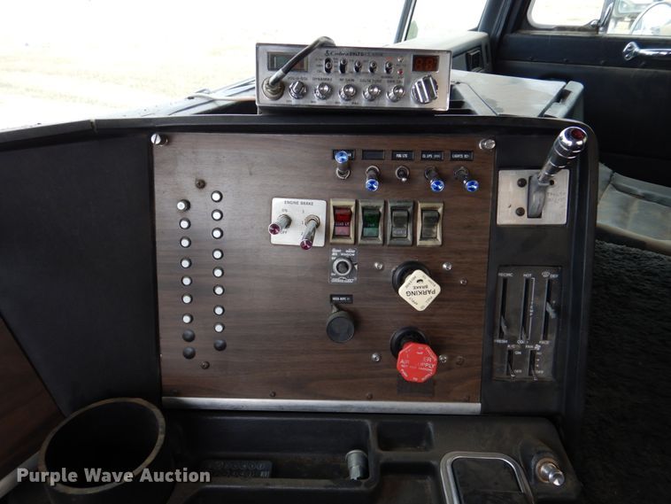 image for item DH8160 1982 Peterbilt 362  semi truck