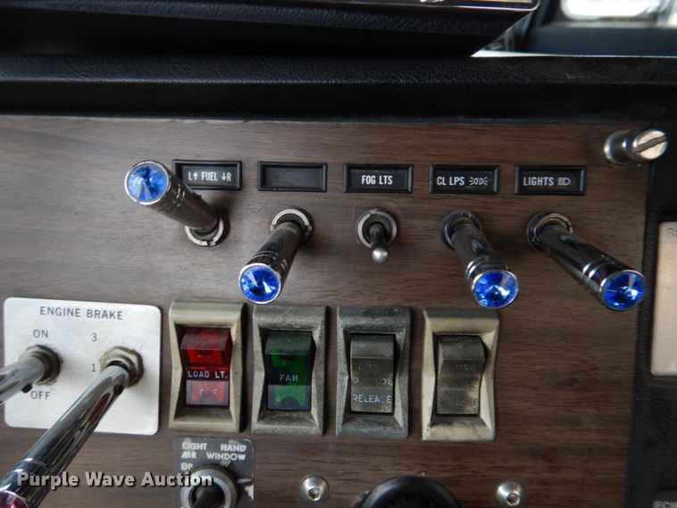 image for item DH8160 1982 Peterbilt 362  semi truck