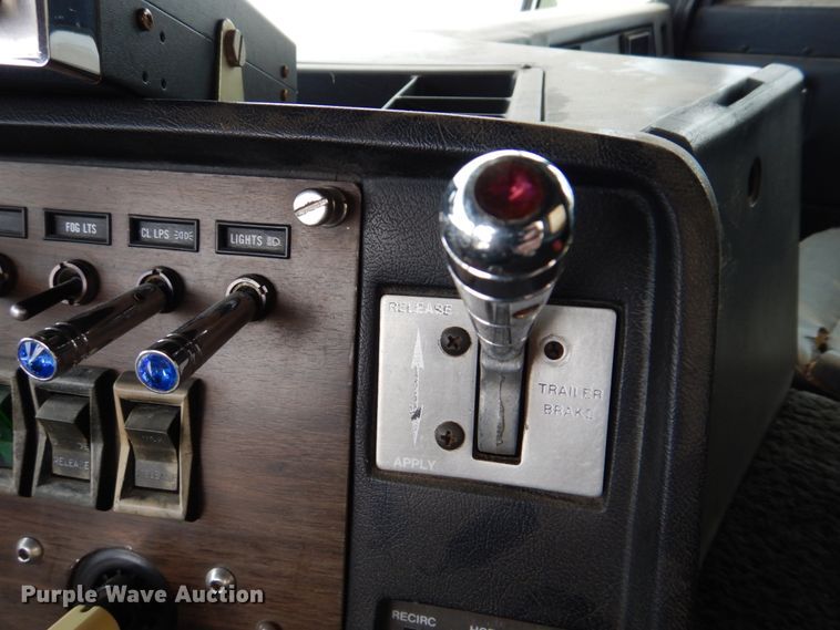 image for item DH8160 1982 Peterbilt 362  semi truck