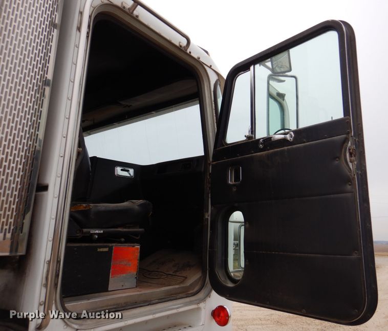 image for item DH8160 1982 Peterbilt 362  semi truck