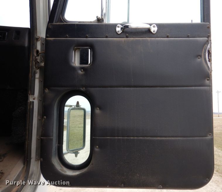 image for item DH8160 1982 Peterbilt 362  semi truck