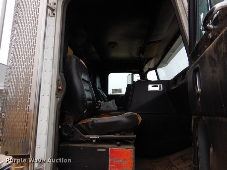 image for item DH8160 1982 Peterbilt 362  semi truck