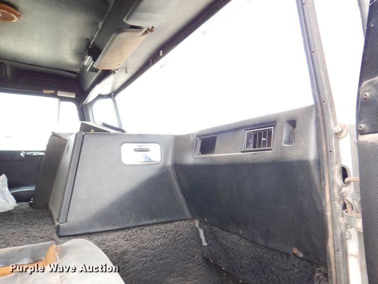 image for item DH8160 1982 Peterbilt 362  semi truck