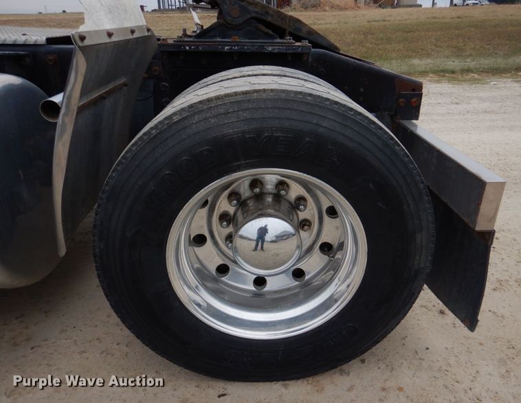 image for item DH8160 1982 Peterbilt 362  semi truck