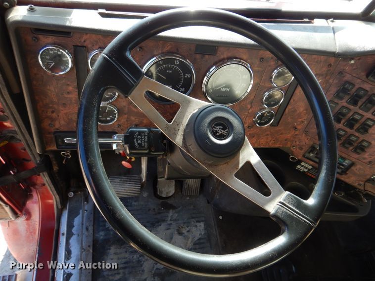 image for item DH8162 1999 International 9200  dump truck