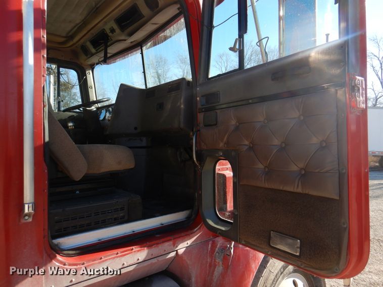 image for item DH8162 1999 International 9200  dump truck