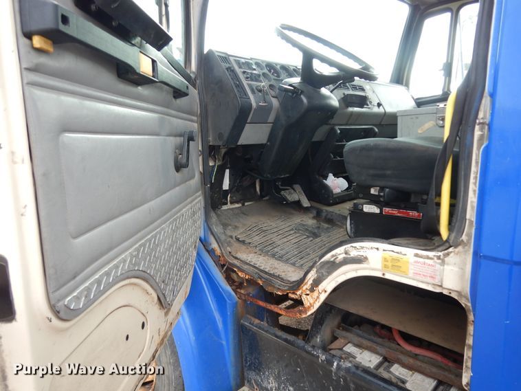 image for item DI8609 2000 Freightliner FL60  box truck