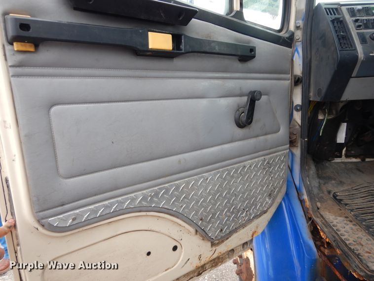 image for item DI8609 2000 Freightliner FL60  box truck