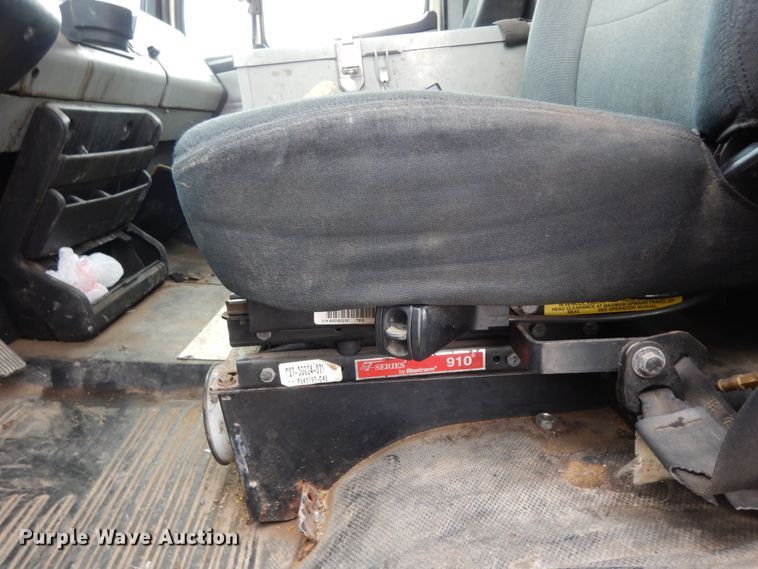 image for item DI8609 2000 Freightliner FL60  box truck