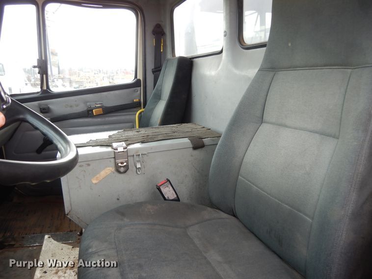 image for item DI8609 2000 Freightliner FL60  box truck