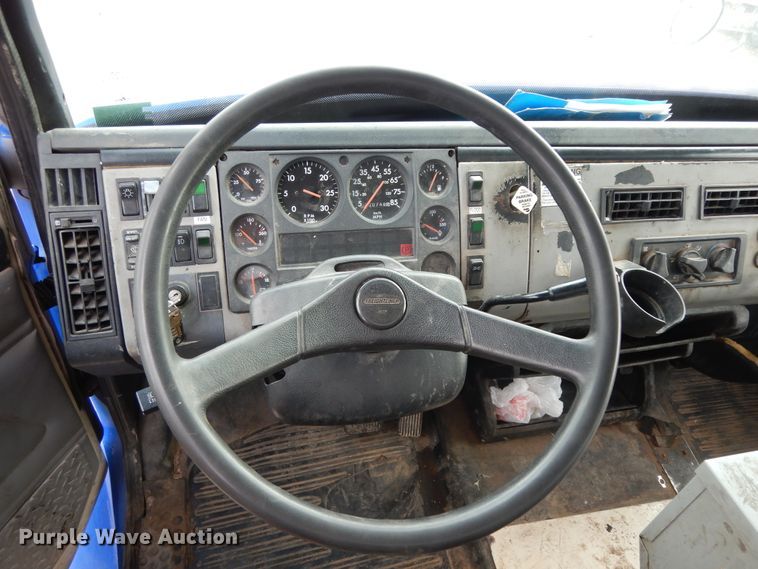 image for item DI8609 2000 Freightliner FL60  box truck