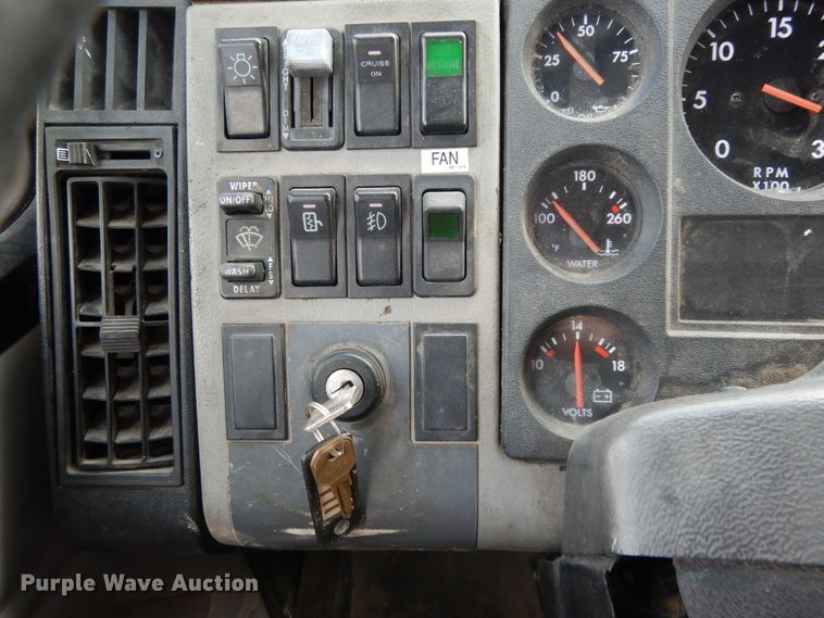 image for item DI8609 2000 Freightliner FL60  box truck