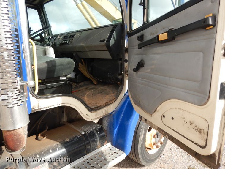 image for item DI8609 2000 Freightliner FL60  box truck