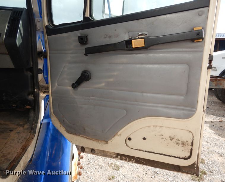 image for item DI8609 2000 Freightliner FL60  box truck