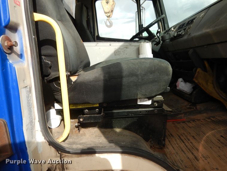 image for item DI8609 2000 Freightliner FL60  box truck