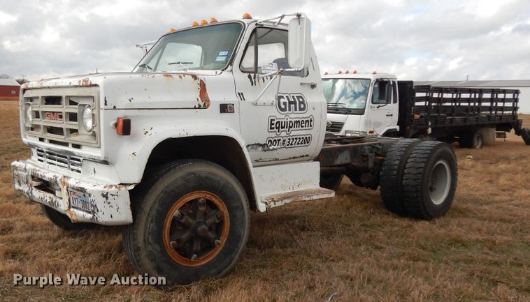 image for item DI8610 1989 GMC C6000  truck cab and chassis