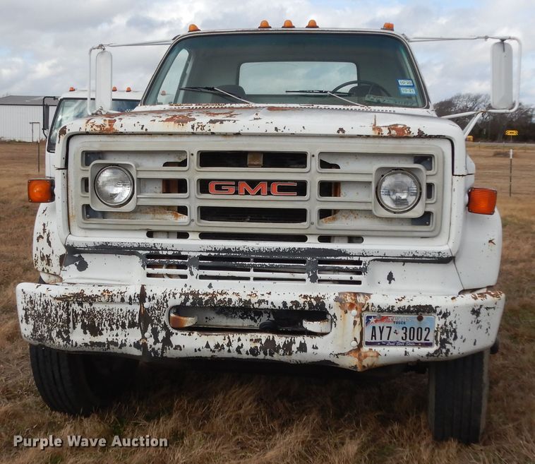 image for item DI8610 1989 GMC C6000  truck cab and chassis