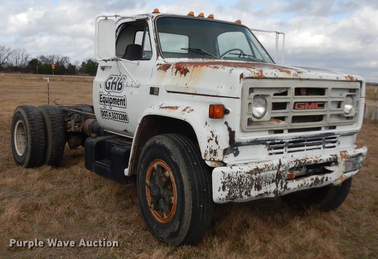 image for item DI8610 1989 GMC C6000  truck cab and chassis