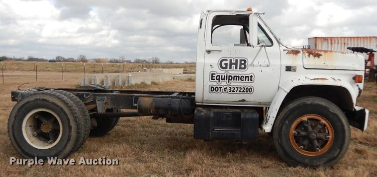 image for item DI8610 1989 GMC C6000  truck cab and chassis