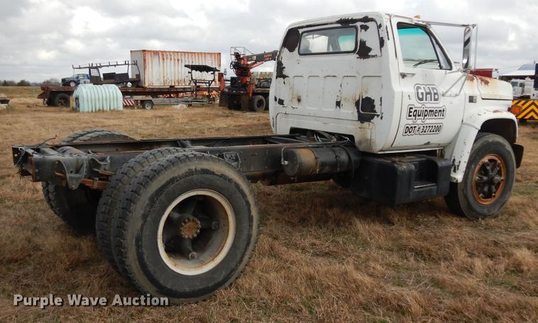 image for item DI8610 1989 GMC C6000  truck cab and chassis