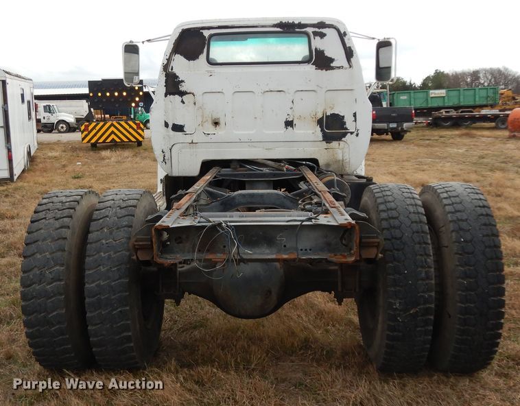 image for item DI8610 1989 GMC C6000  truck cab and chassis