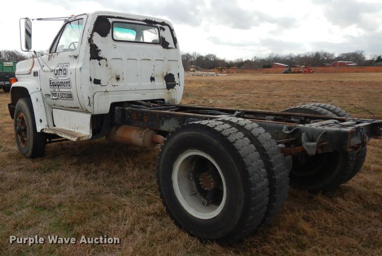 image for item DI8610 1989 GMC C6000  truck cab and chassis