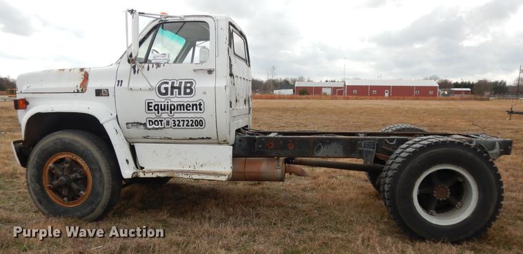 image for item DI8610 1989 GMC C6000  truck cab and chassis