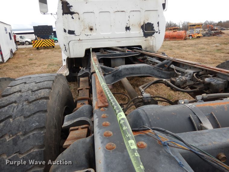 image for item DI8610 1989 GMC C6000  truck cab and chassis