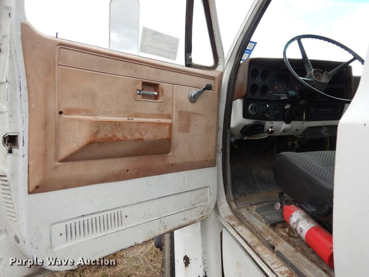 image for item DI8610 1989 GMC C6000  truck cab and chassis